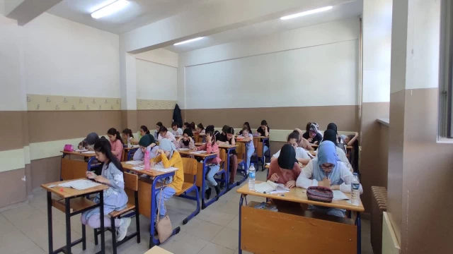 Anadolu Gençlik Derneği Tarafından Araklı'da Siyer-i Nebi Sınavı Düzenlendi