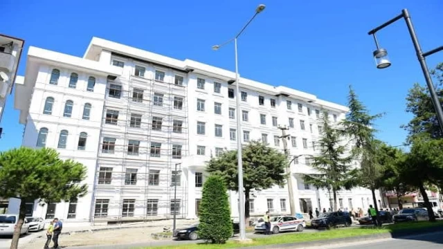 Araklı'da Yeni Hükümet Konağı ve Belediye Hizmet Binasına Taşınmaya Başlanılıyor