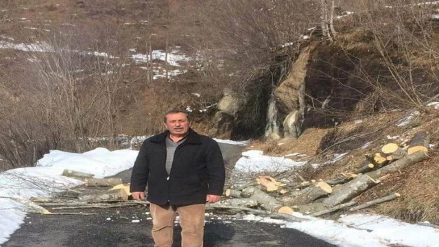 Deprem Zedelere Odun Yapıyoruz Paylaşımı Yapan Muhtar Kalbine Yenik Düştü