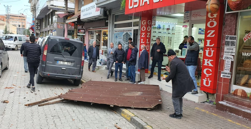 Araklı'da şiddetli Rüzgar Çatıları Uçurdu
