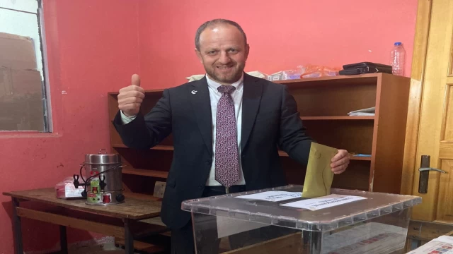 Yeniden Refah Partisi İlçe Başkanı Metin Baycan Oyunu Kullandı