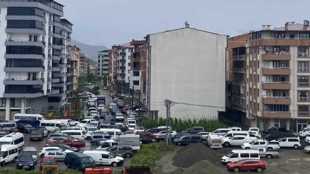 Araklı'da Sokaklar Araçlarla Doldu Taştı