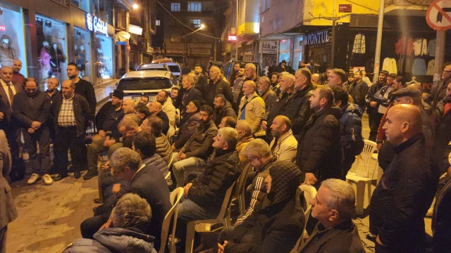 Araklı'da Sahur Vakti Cadde Trafiğe Kapandı! Sokak doldu Taştı