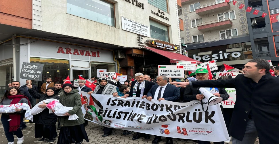Araklı'da İsrail'e Boykot, Filistin'e Özgürlük" Sloganıyla Yürüyüş Düzenledi