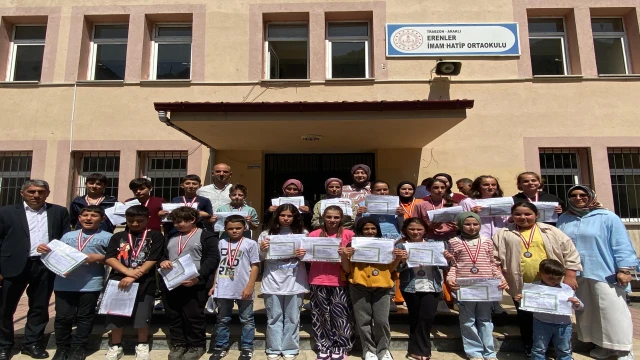 Araklı Erenler Derneği'nden Öğrencilere Madalya