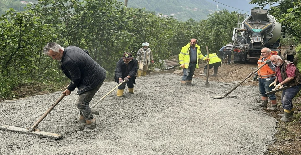 Araklı'da 2. milyon TL Toplayarak Köy Yolunu Beton Döktüler