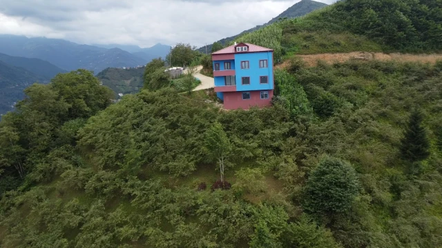 Araklı'da Köyüne Bordo Mavi Ev Yaptı