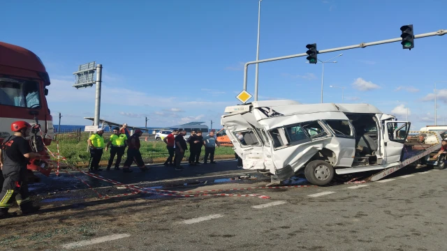 Araklı minibüsü kazaya karıştı 15 Yaralı