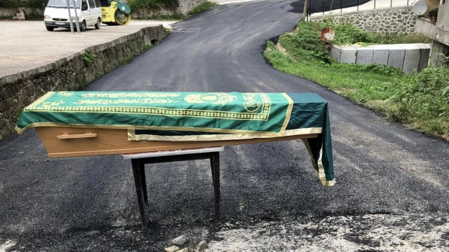 Araklı'da Köy Yolu Trafiğe Kapandı