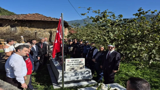 Araklı'da Şehit Polis Memuru Ali Alemdar Kabri Başında Dualarla Anıldı