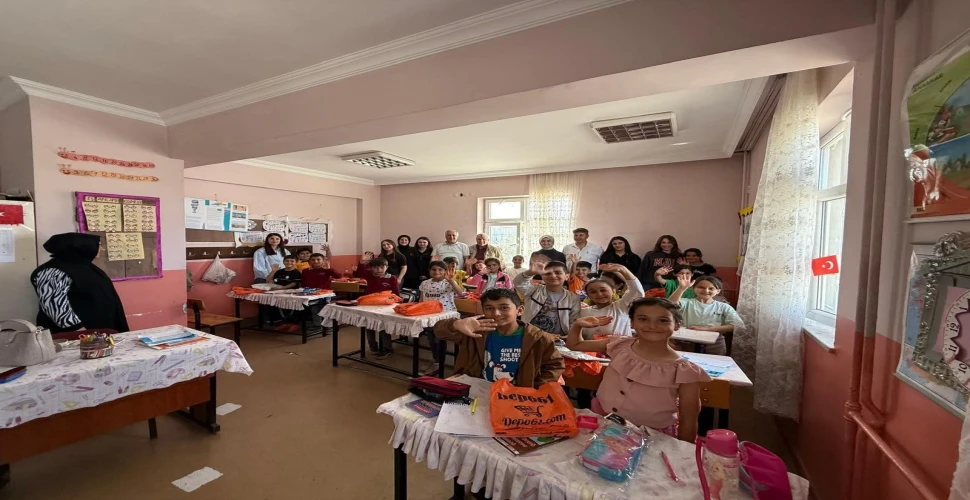 Araklılı Öğretmenin Hedefi Van'da 500 Öğrenciye Ulaşmak