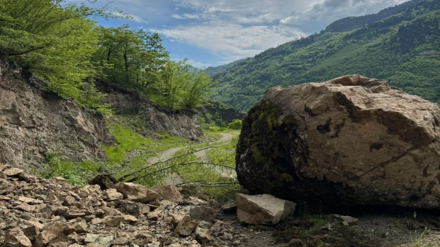 Araklı–Bayburt Yolu Yehlikede: Dev Kaya Yolun Ortasında Kaldı