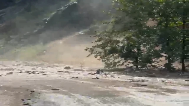 Son Dakika Şiddetli Yağmur Nedeniyle Araklı Bayburt Yolu Trafiğe Kapandı