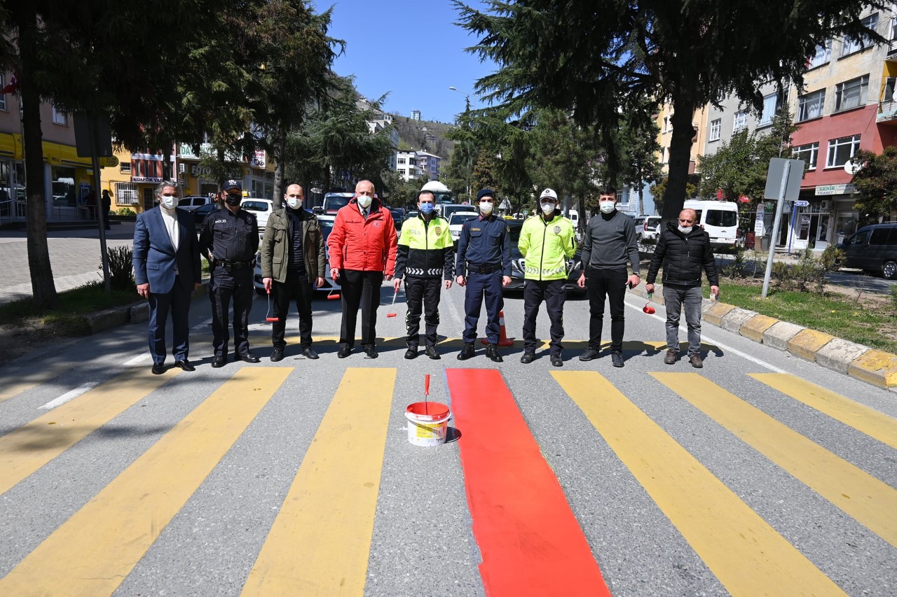 Araklı da Yaya Geçitlerine Kırmızı Çizgi Uygulaması