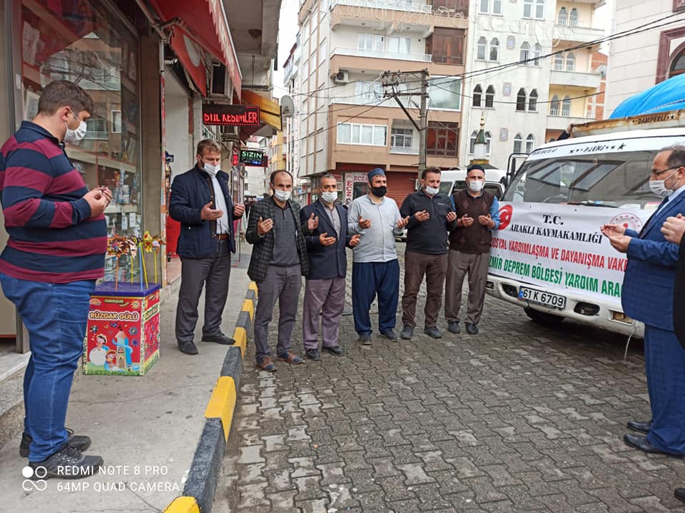 Araklı İzmir'i Unutmadı Toplanan Yardımlar Yola Çıktı