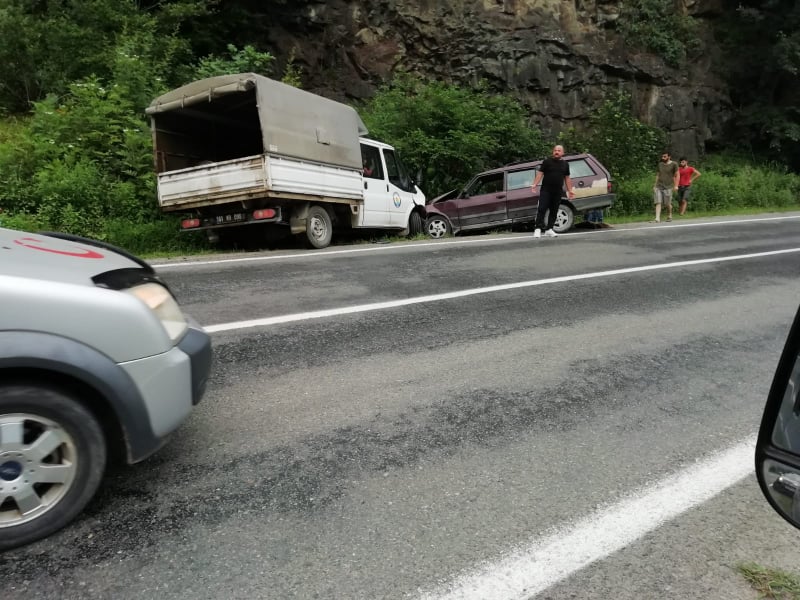 Araklı Karadere Yolunda Kafa Kafaya Çarpıştılar