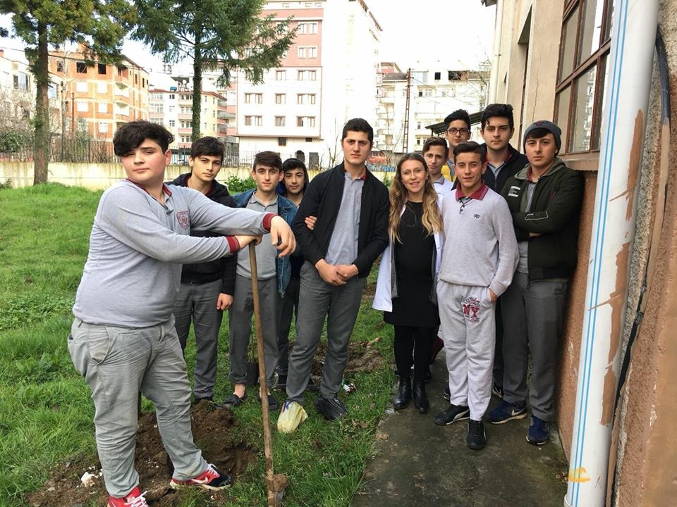 Araklı Saffet Çebi Lisesi\'den Örnek Davranış