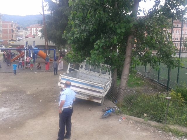 ARAKLI\'DA TRAFİK KAZASI ARAÇ ÇOCUK PARKINA UÇTU