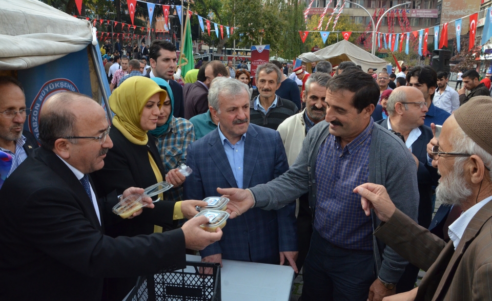 BAŞKAN GÜMRÜKÇÜOĞLU AŞURE DAĞITTI