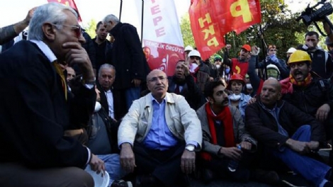 CHP&#8217;li Vekilden Polise Yumruk!