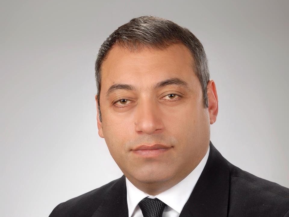 MERDİVENLERİ TEK, TEK ÇIKIYOR