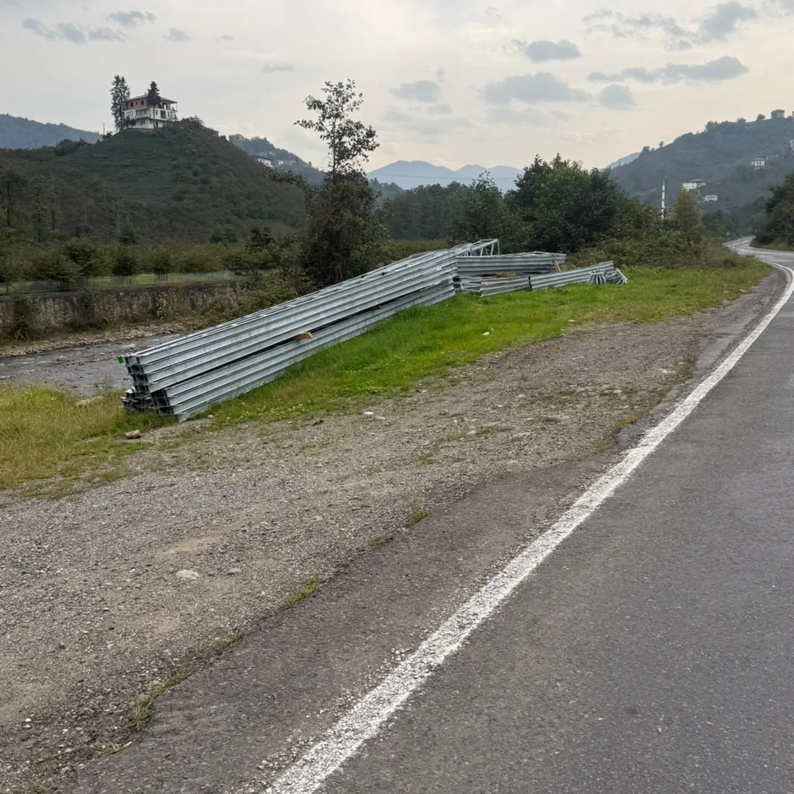 Araklı Küçükdere’de Elektrik Yatırımı Karayolları Engeline mi Takıldı?