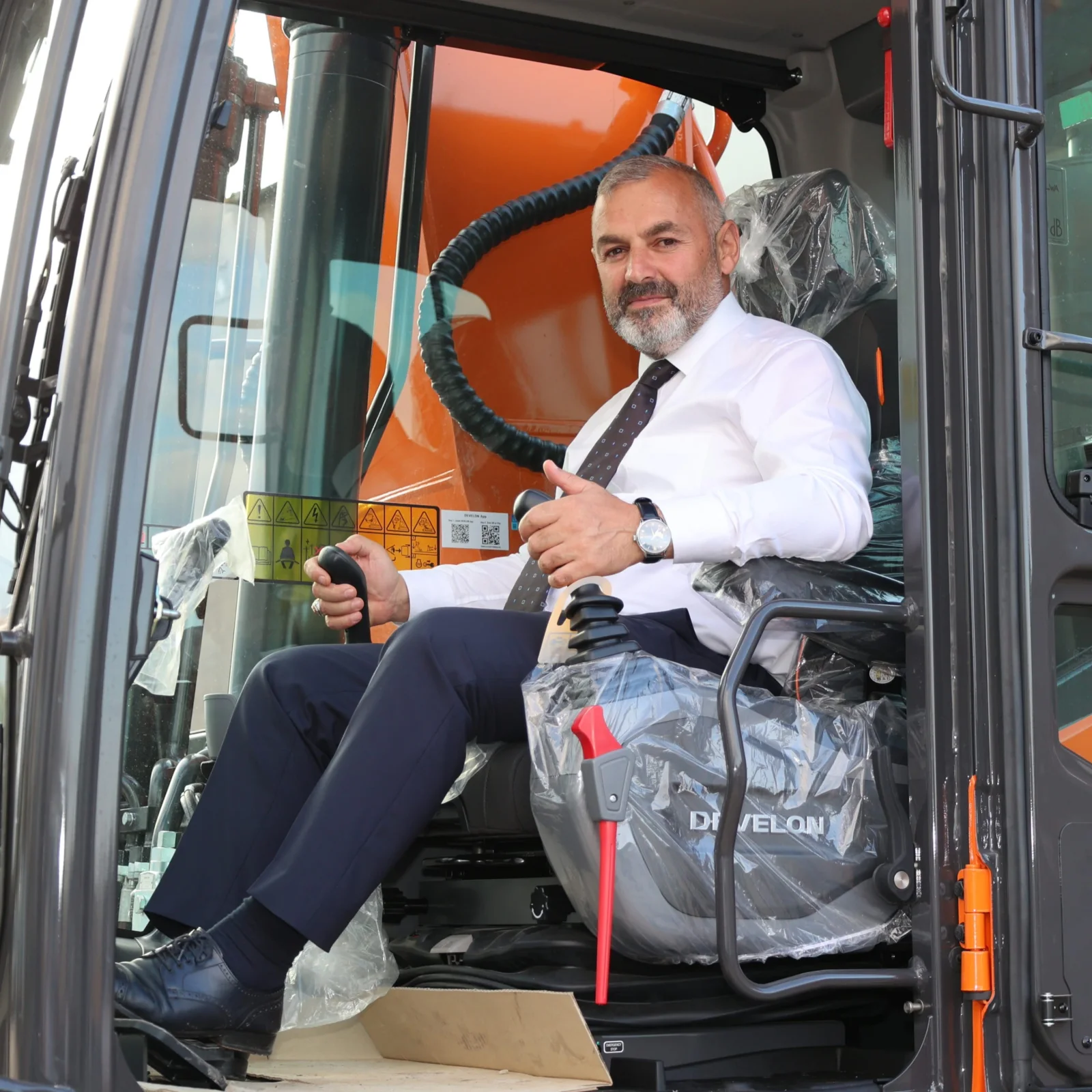 Arsin Belediyesinin Araç Parkına 30 Tonluk Ekskavatör