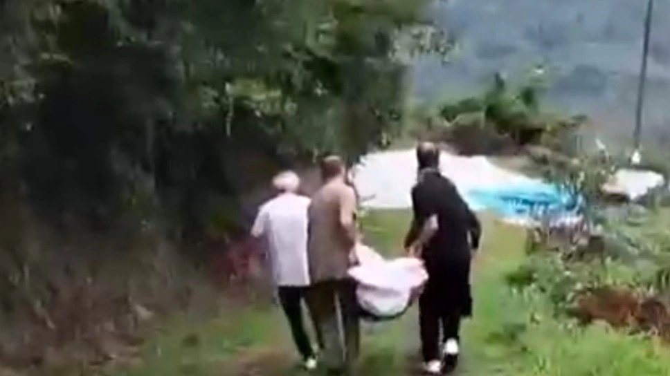 Arsin'de Ambulans Giremeyen Mahallede Hasta Kadın Salla Taşındı!