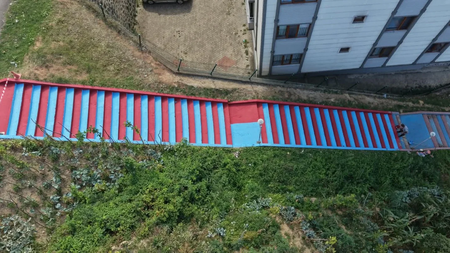 Trabzon Arsin Bordo Maviye Büründü